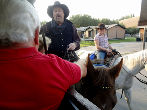 Lee gets acquainted with his horse