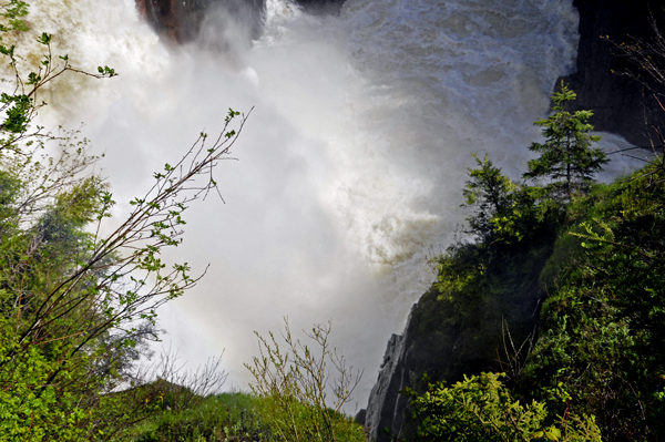 very powerful water downflowing.