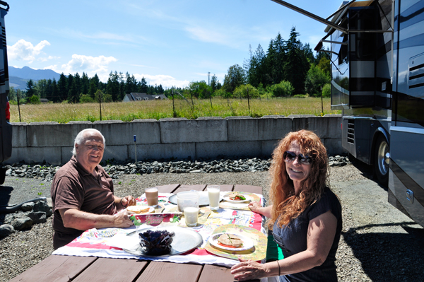 Lee and Ilse enjoying lunch