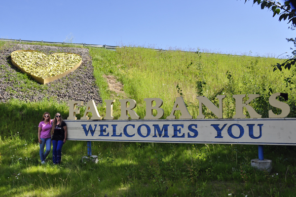Ilse and Karen at the welcome sign