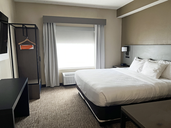 bed, window and open air clsoet