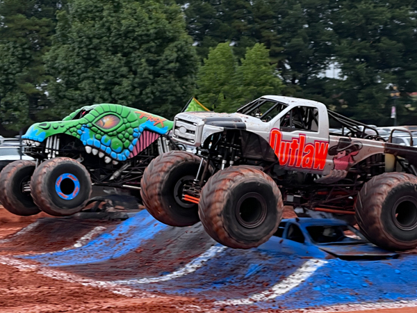 T-Rex vs Outlaw 