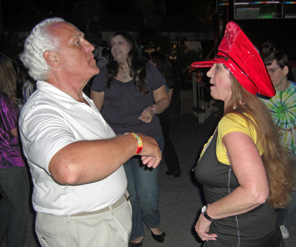 Karen and Lee dance like nobody knows